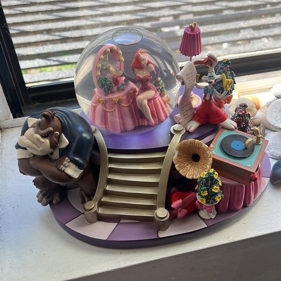 Roger rabbit collectible snow globe - Picture 3 of 4